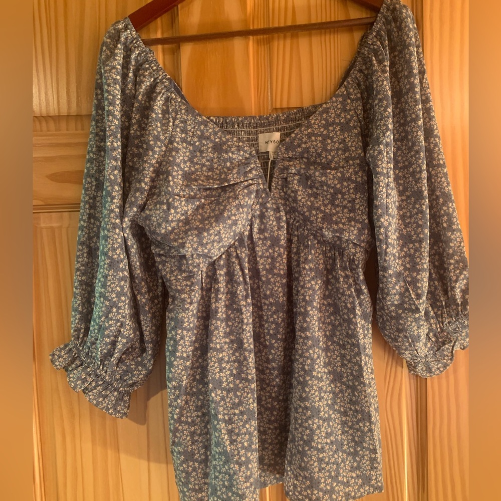 A beautiful blue top that I wish would fit me so badly!!!